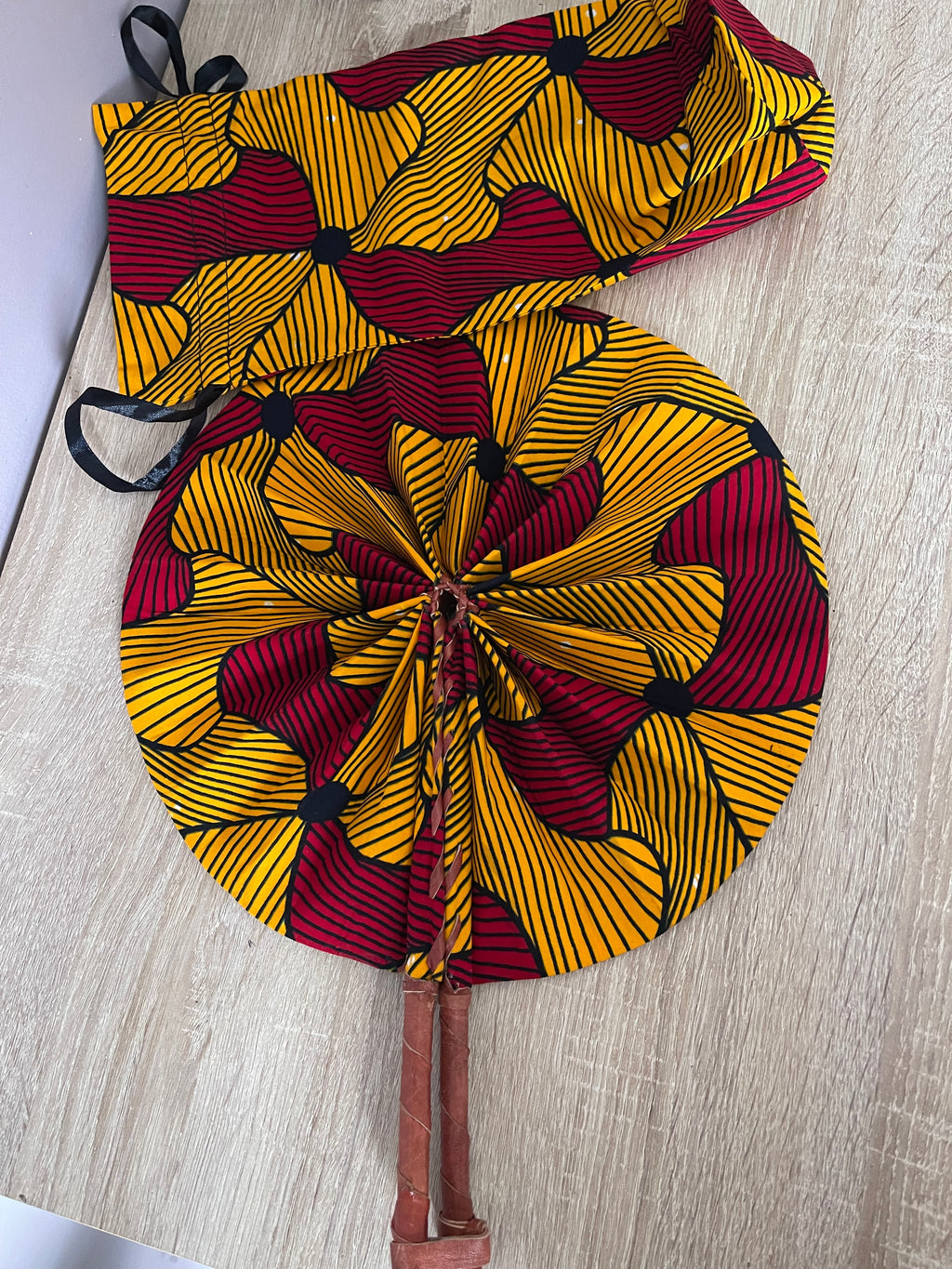 Éventail africain en wax jaune et rouge avec pochette assortie