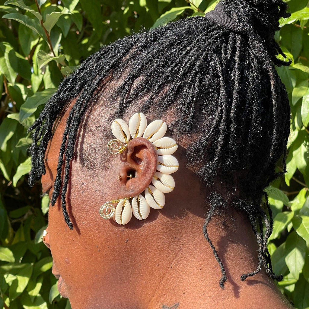 Bijou d’oreille en cauris artisanal – Ear cuff