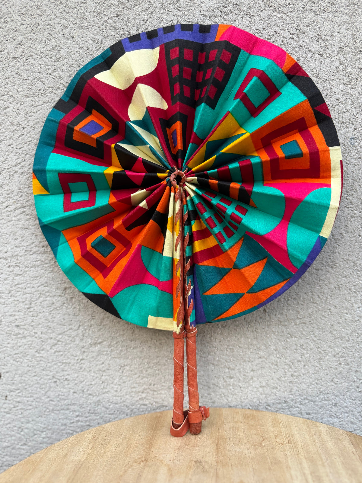 Éventail wax multicolore pliable – Motif géométrique