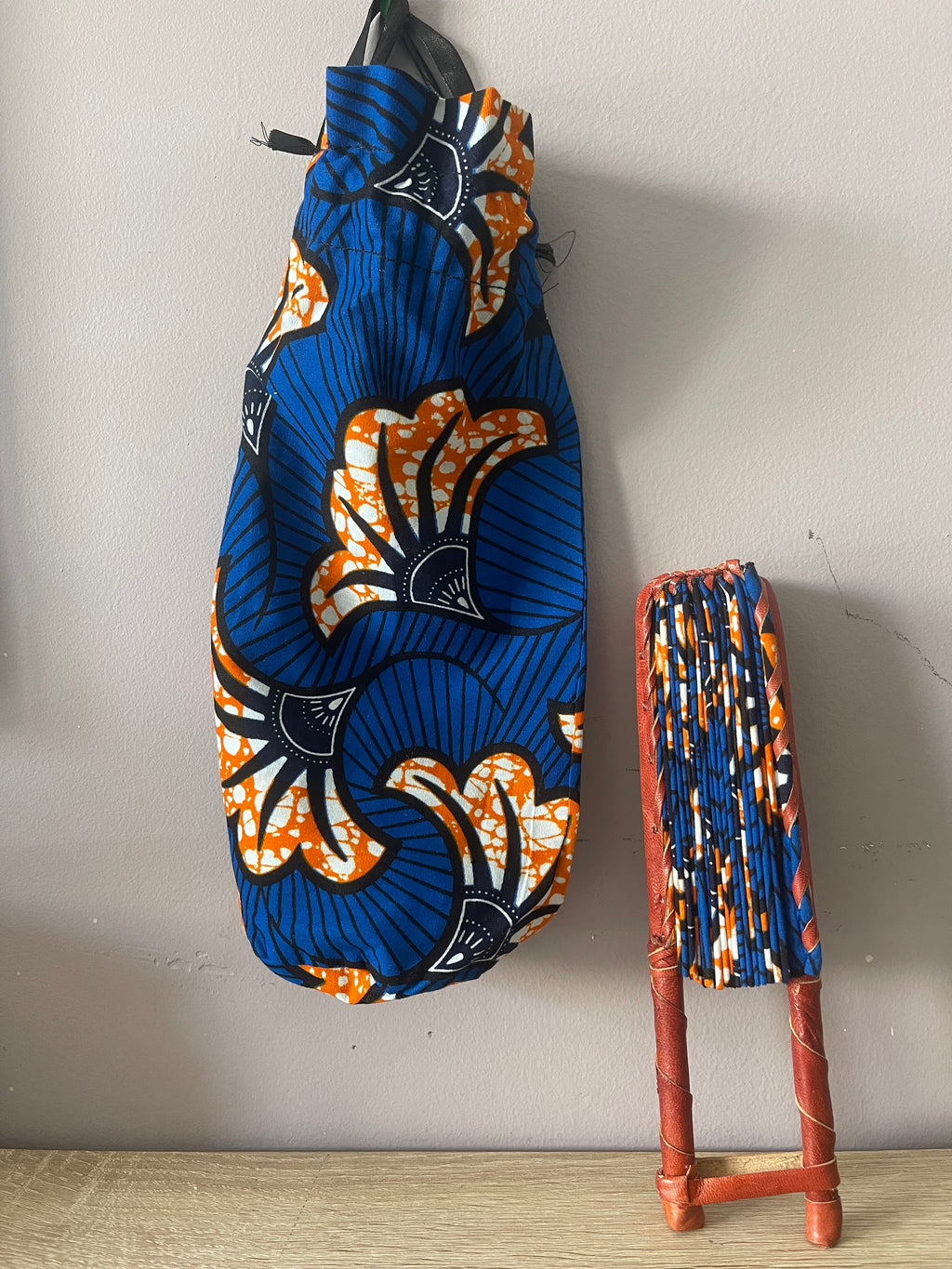Éventail en tissu wax bleu avec housse – Fait main