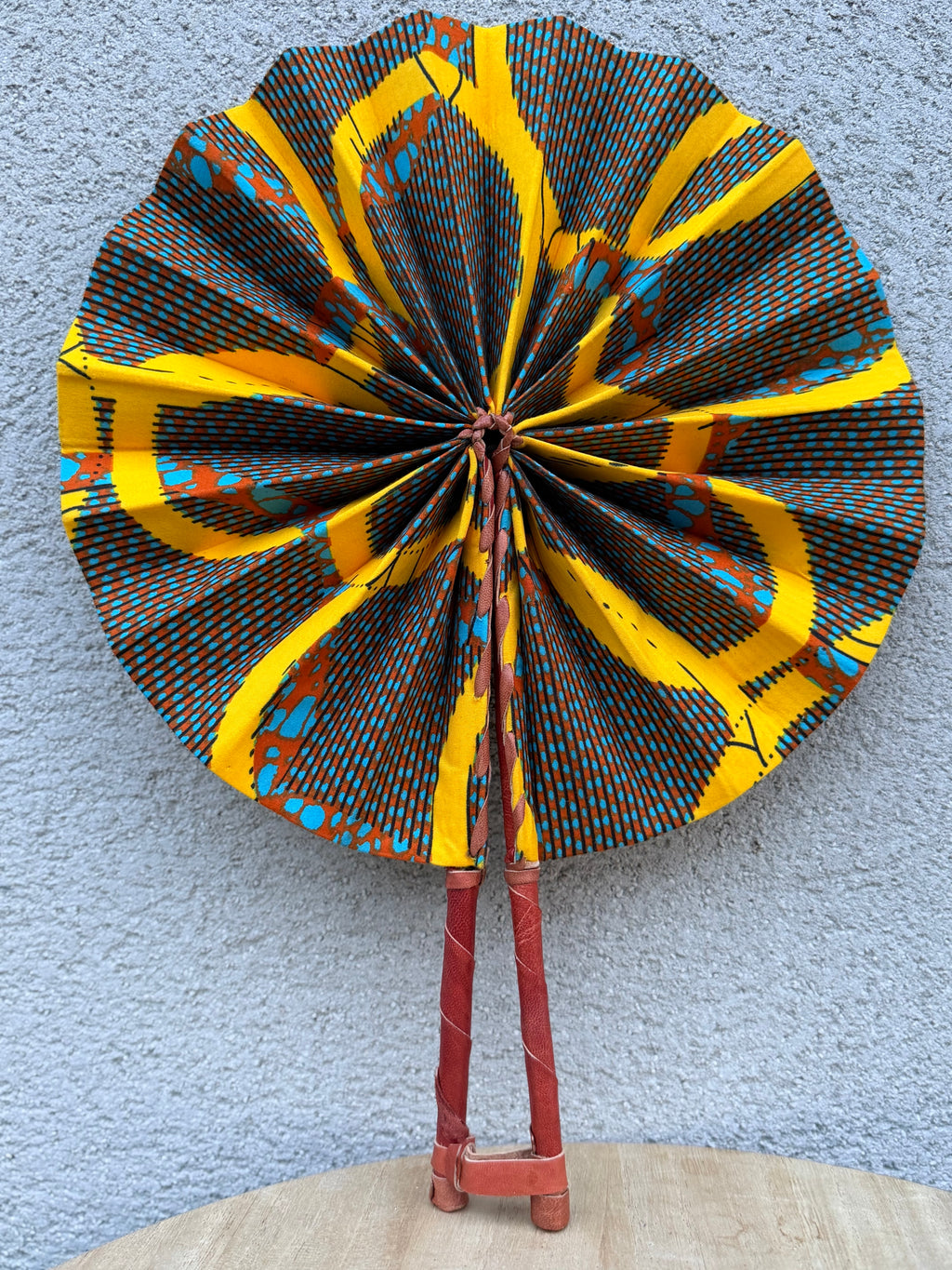 Éventail wax pliable jaune, marron & bleu – Graphique