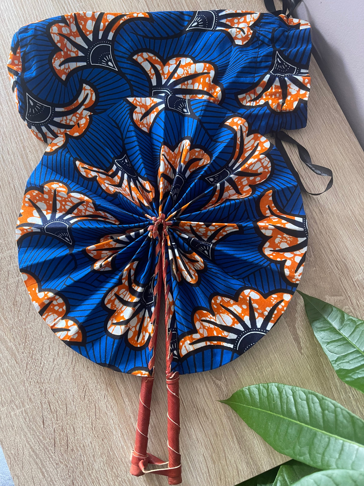 Éventail en tissu wax bleu avec housse – Fait main