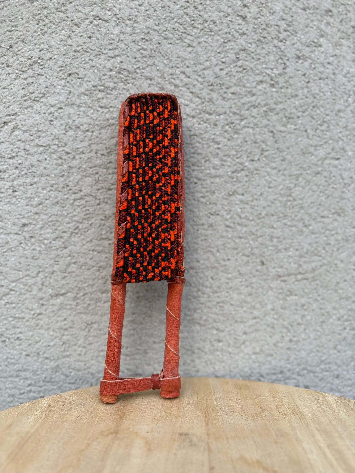 Éventail africain en wax orange et noir – Éventail pliable