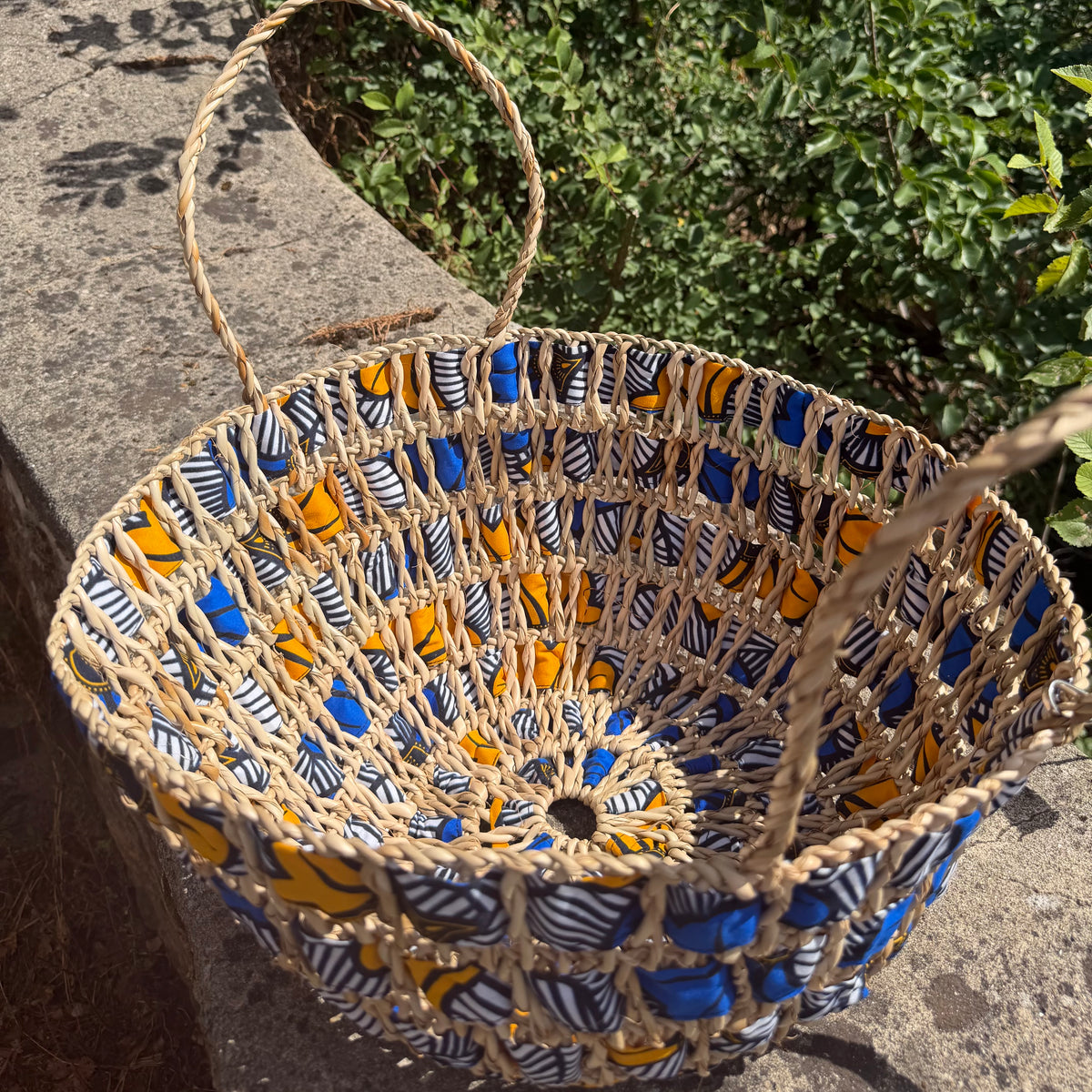 Panier tressé wax bleu & jaune