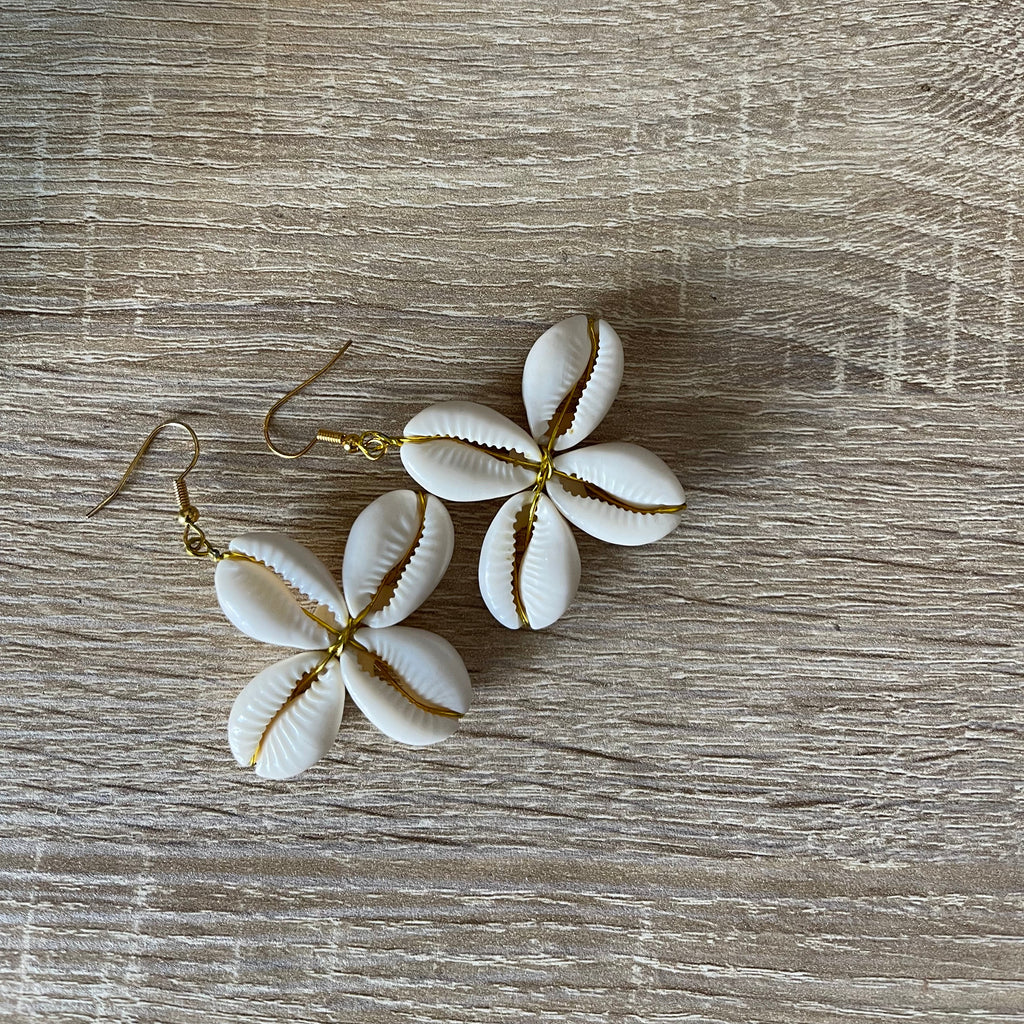 Boucles d’oreilles fleurs en cauris artisanales – Farafina