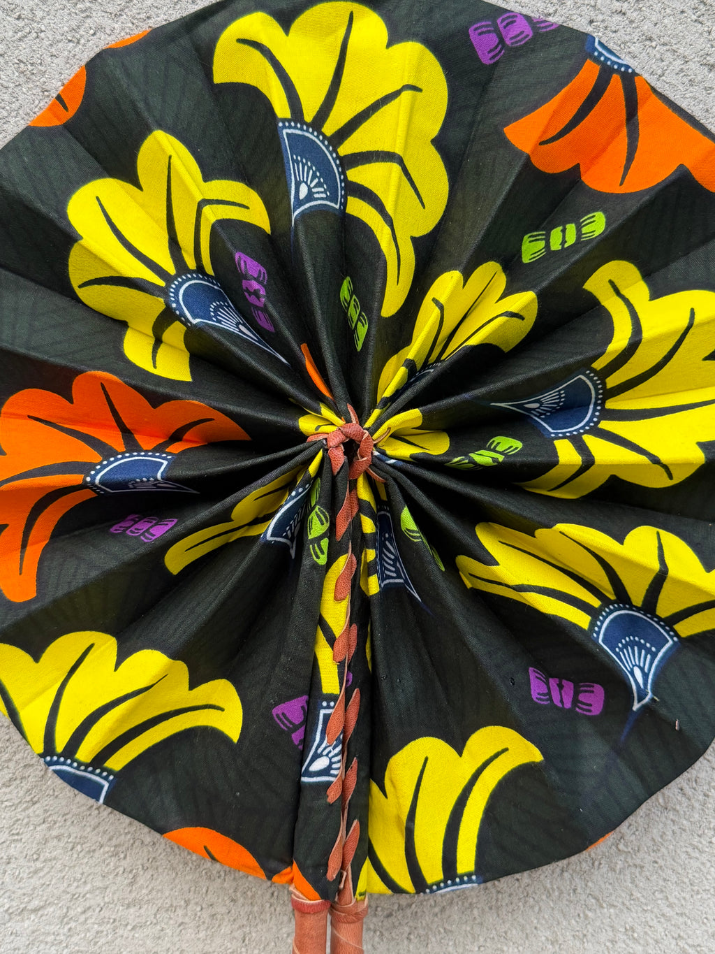 Éventail africain en wax noir jaune et orange – Éventail pliable
