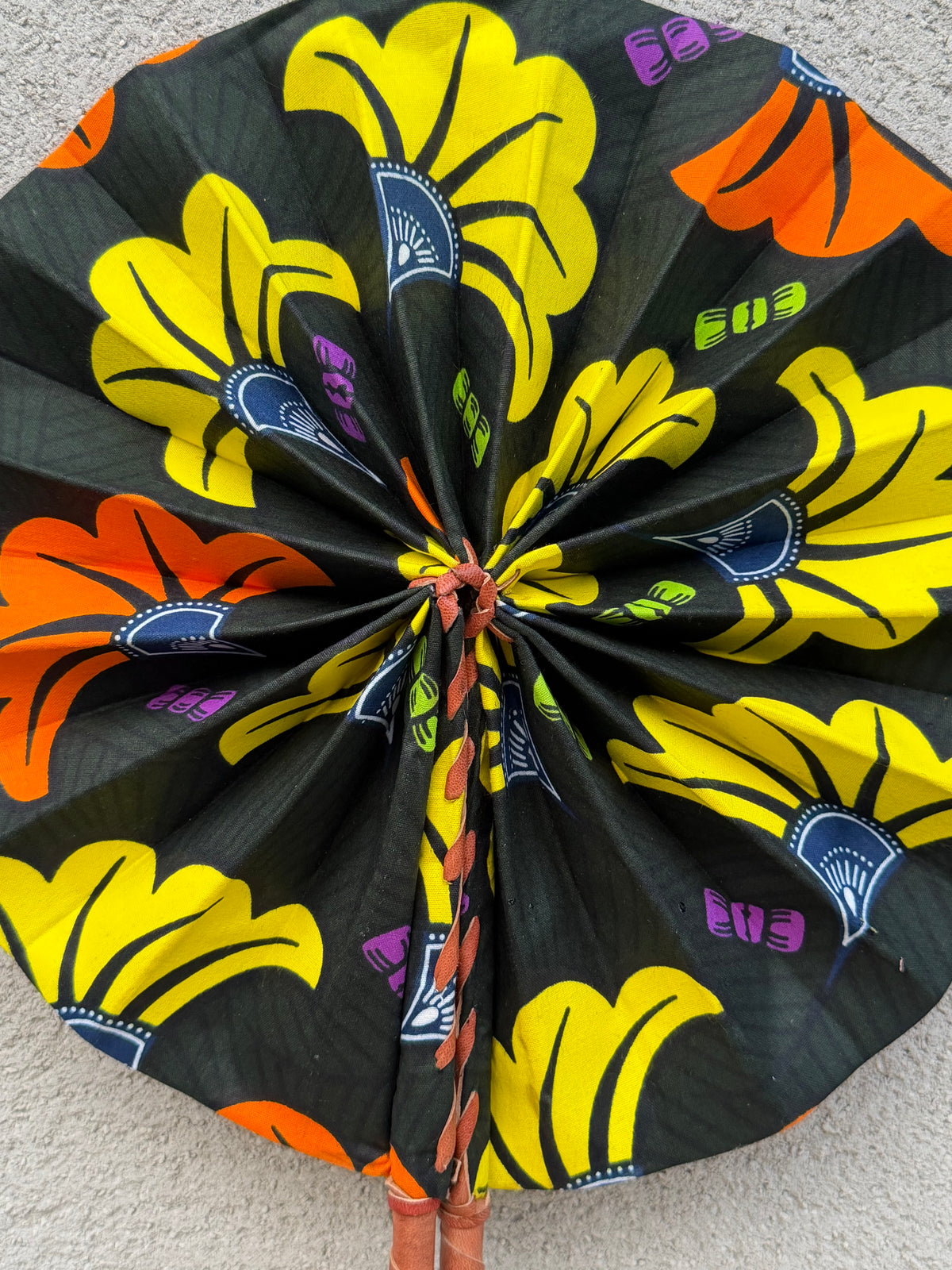 Éventail africain en wax noir jaune et orange – Éventail pliable