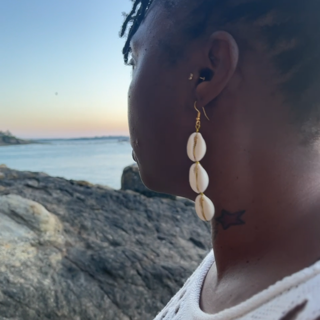 Boucles d’oreilles pendantes trois cauris artisanales – Farafina