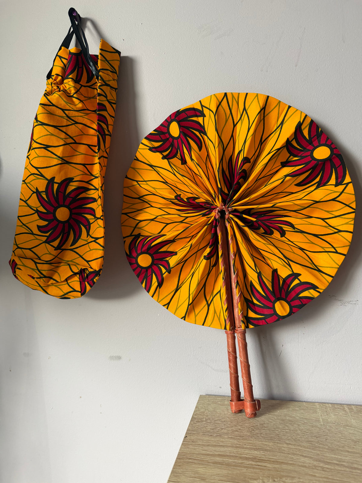 Éventail africain en wax jaune et rouge avec pochette assortie