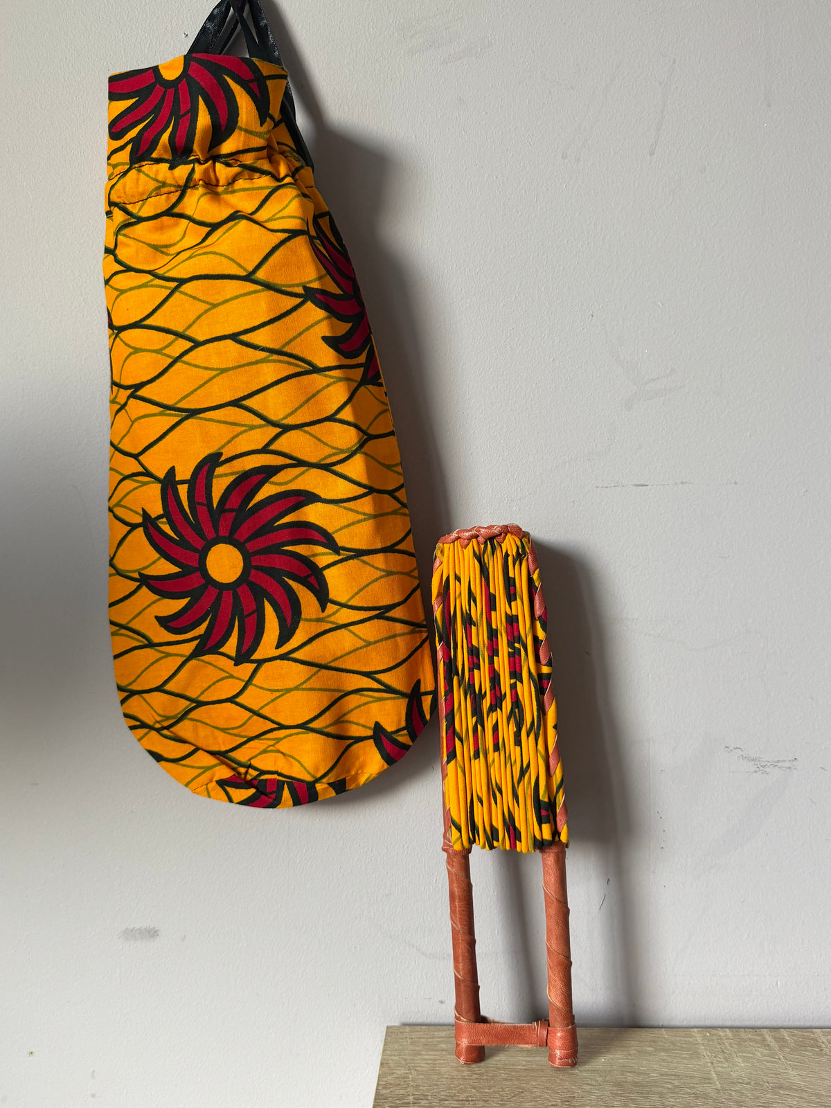 Éventail africain en wax jaune et rouge avec pochette assortie