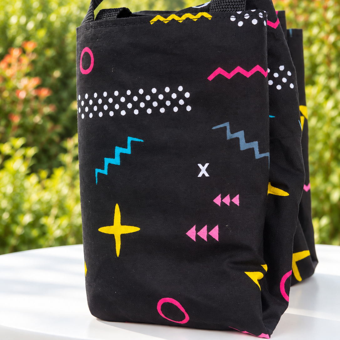 Grand tote bag noir – Motifs graphiques multicolores