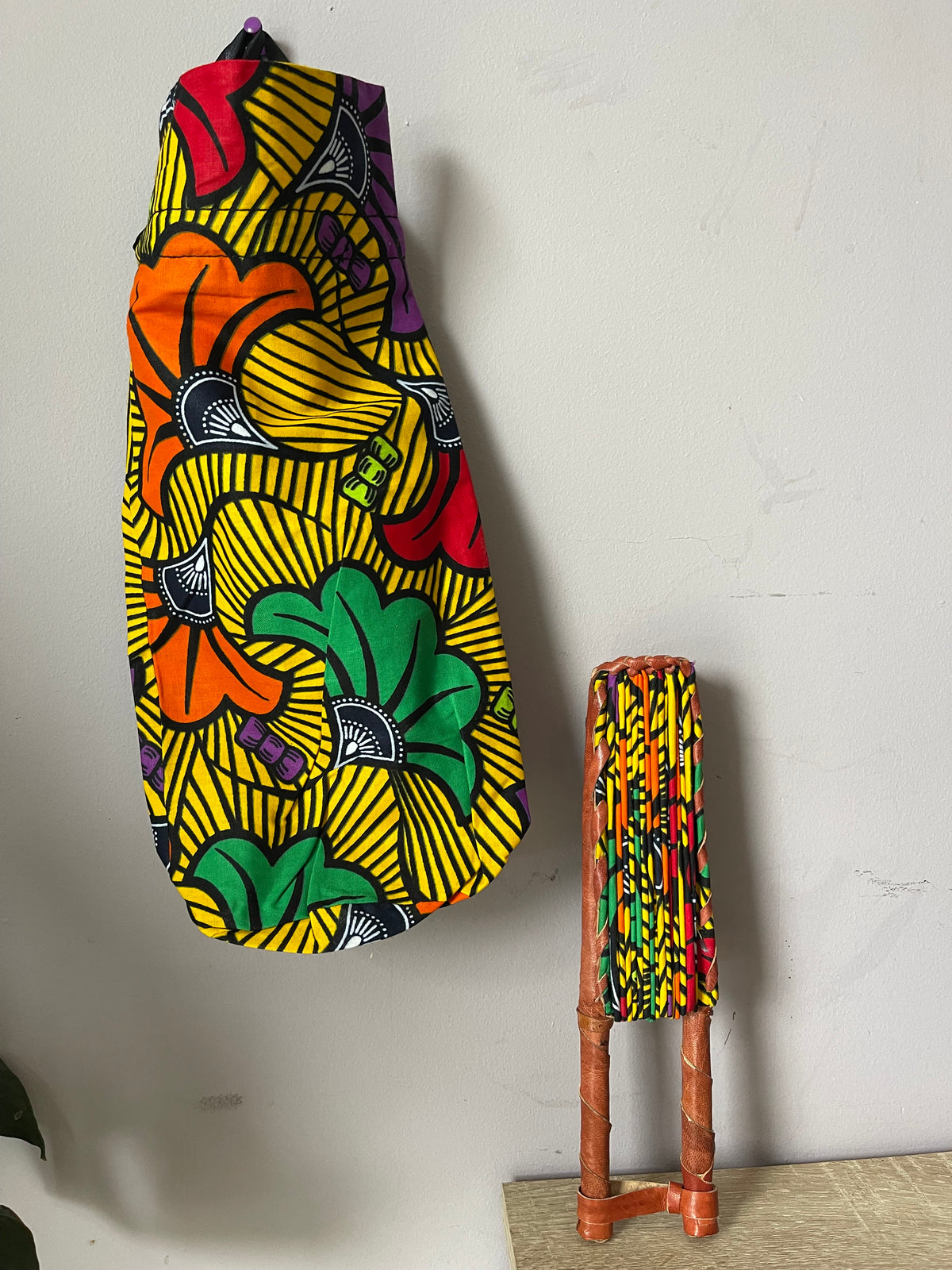 Éventail africain en wax multicolore avec pochette assortie