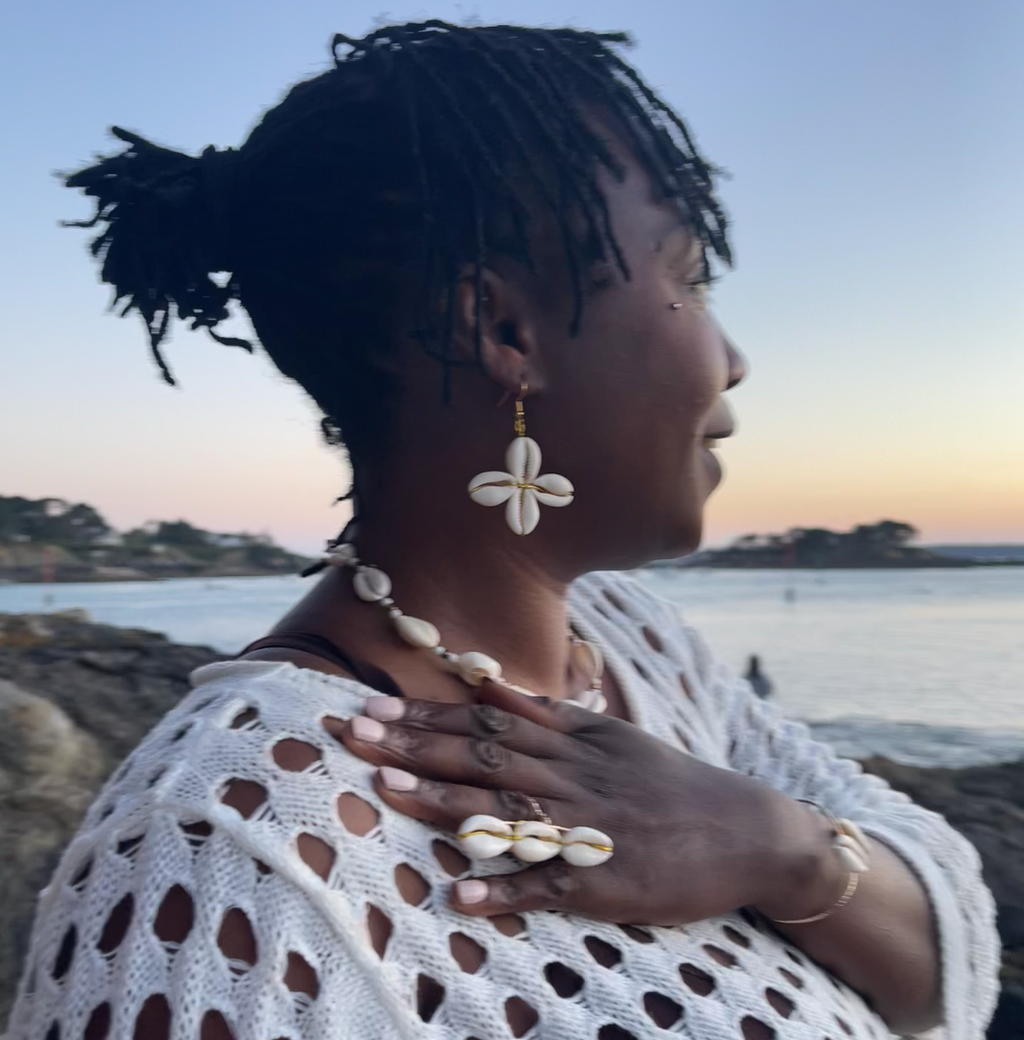 Boucles d’oreilles fleurs en cauris artisanales – Farafina