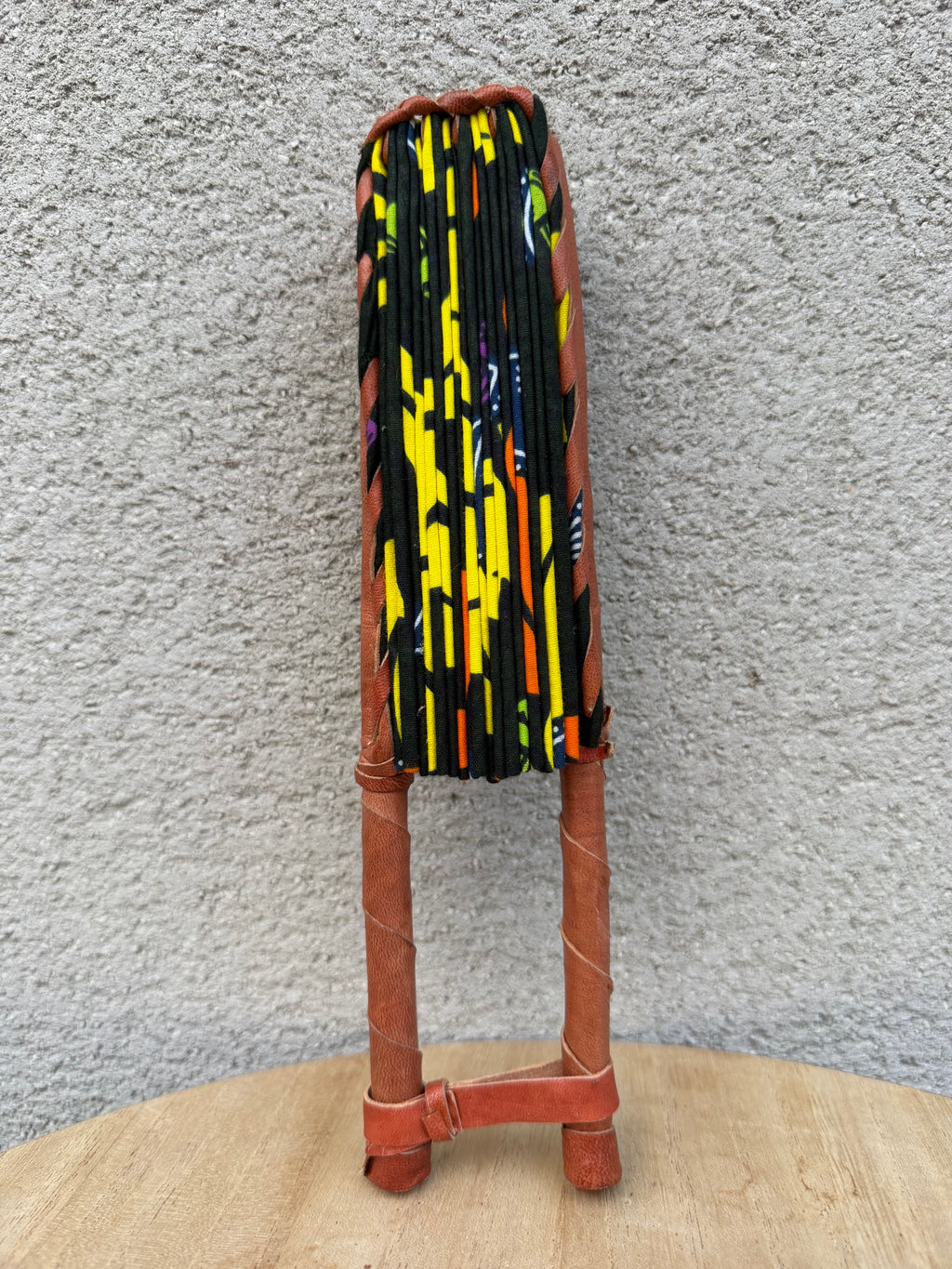 Éventail africain en wax noir jaune et orange – Éventail pliable