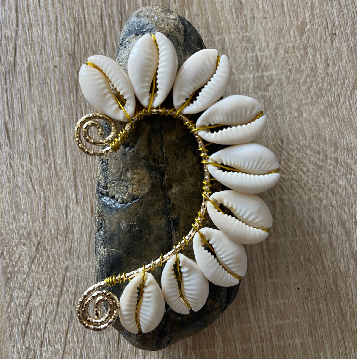 Bijou d’oreille en cauris artisanal – Ear cuff