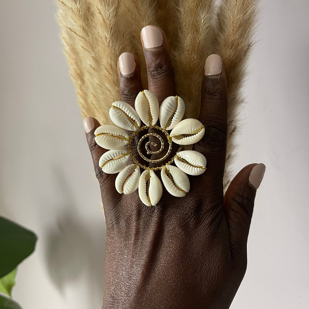 Grande bague fleur en cauris artisanale – Ajustable