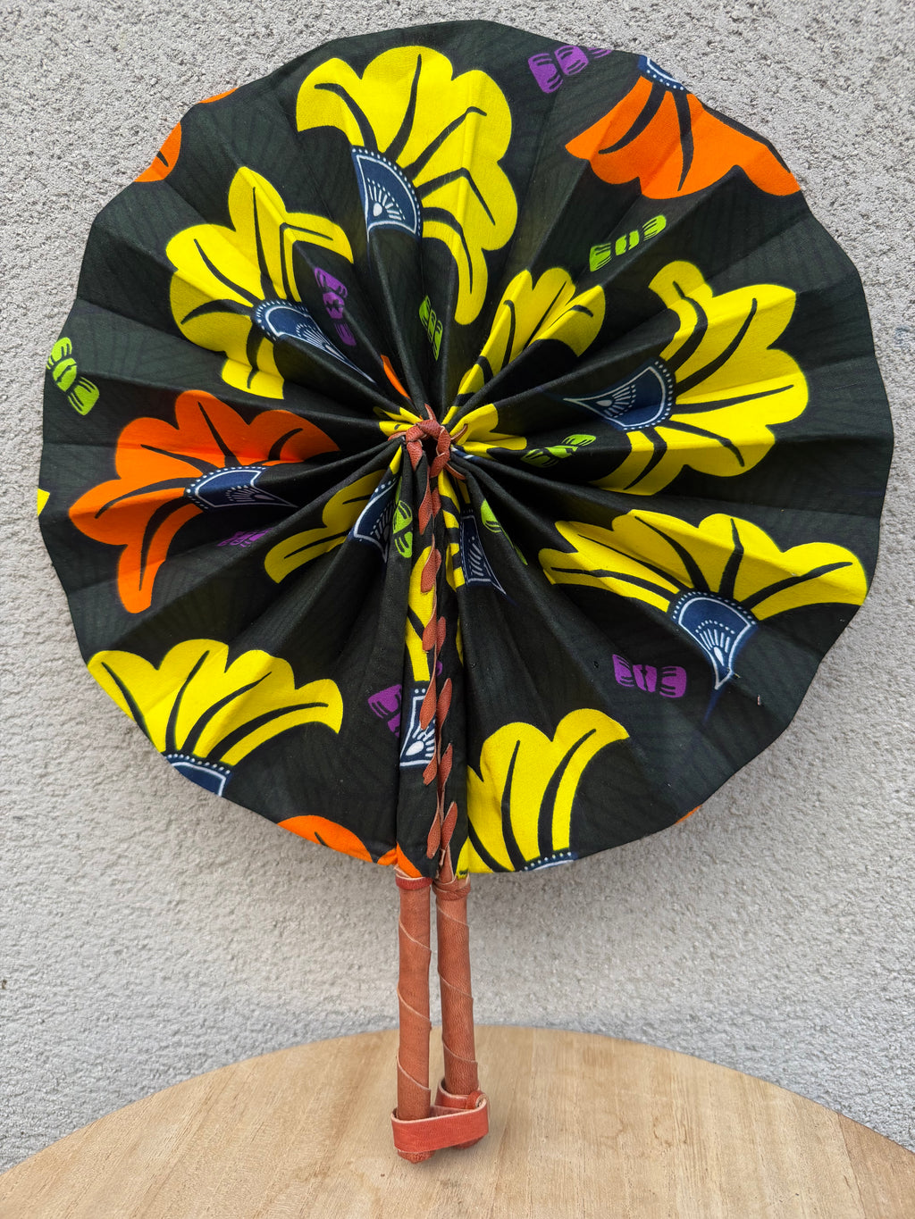 Éventail africain en wax noir jaune et orange – Éventail pliable