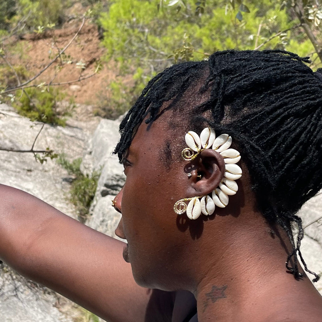 Bijou d’oreille en cauris artisanal – Ear cuff