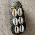 Boucles d’oreilles pendantes trois cauris artisanales – Farafina