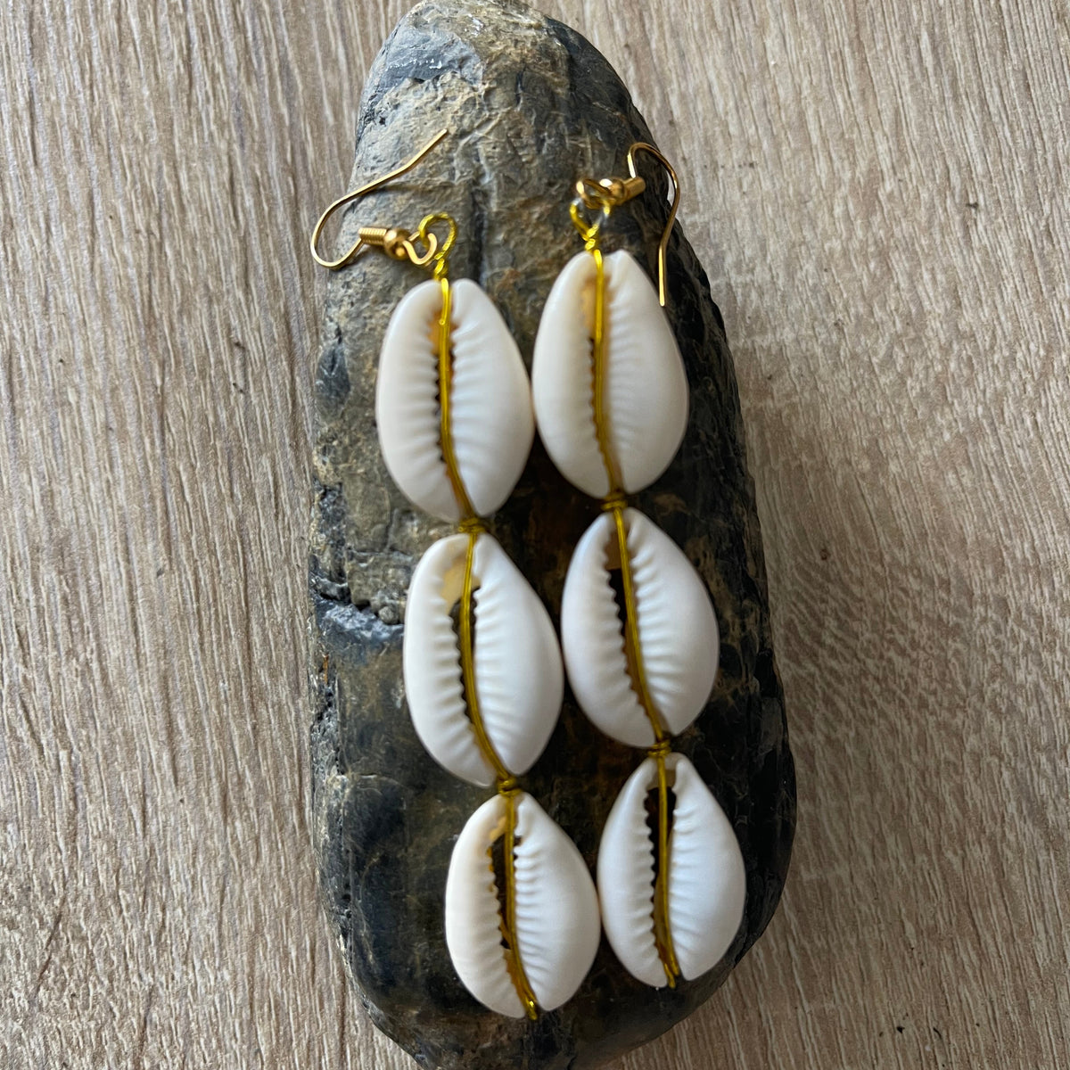 Boucles d’oreilles pendantes trois cauris artisanales – Farafina