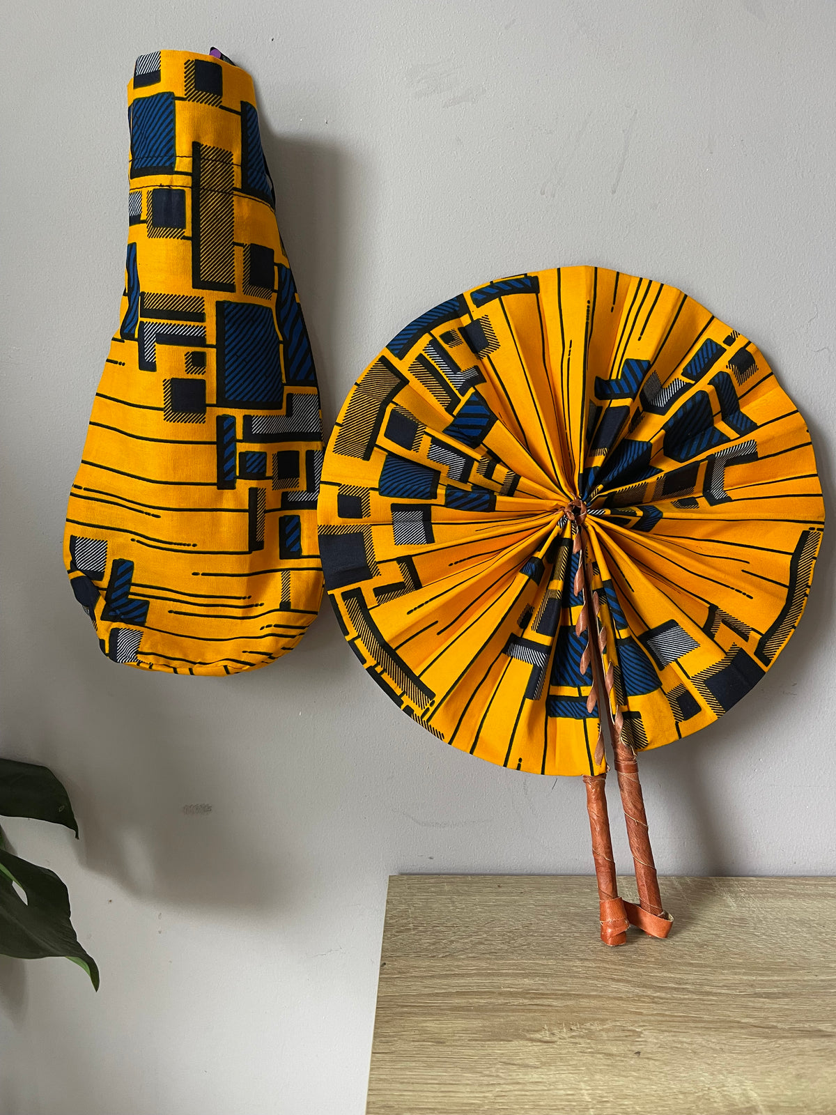 Éventail africain en wax jaune avec pochette assortie