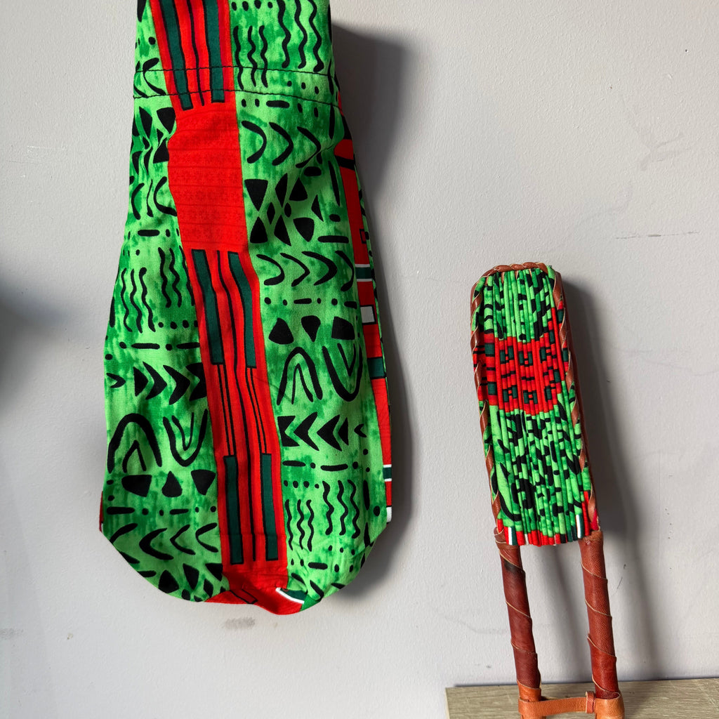 Éventail en tissu wax vert et rouge avec housse – Fait main