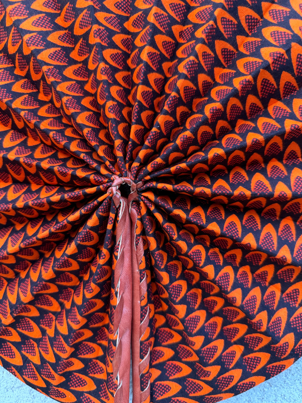 Éventail africain en wax orange et noir – Éventail pliable