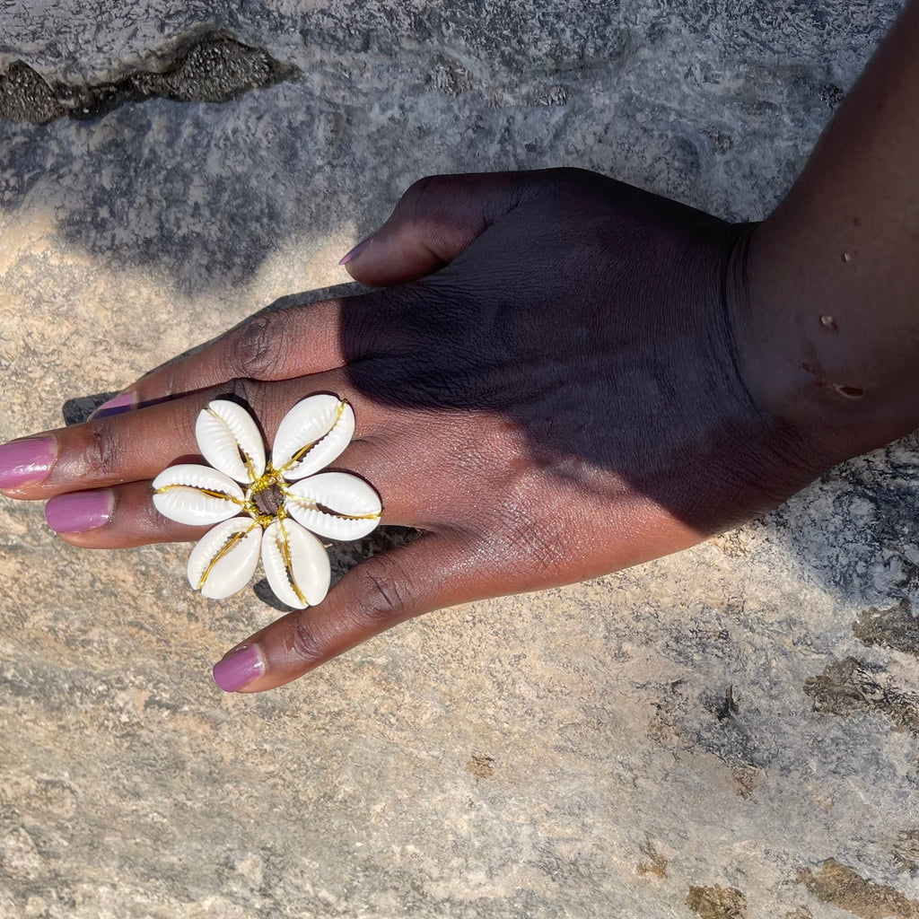 Petite bague fleur en cauris artisanale – Farafina