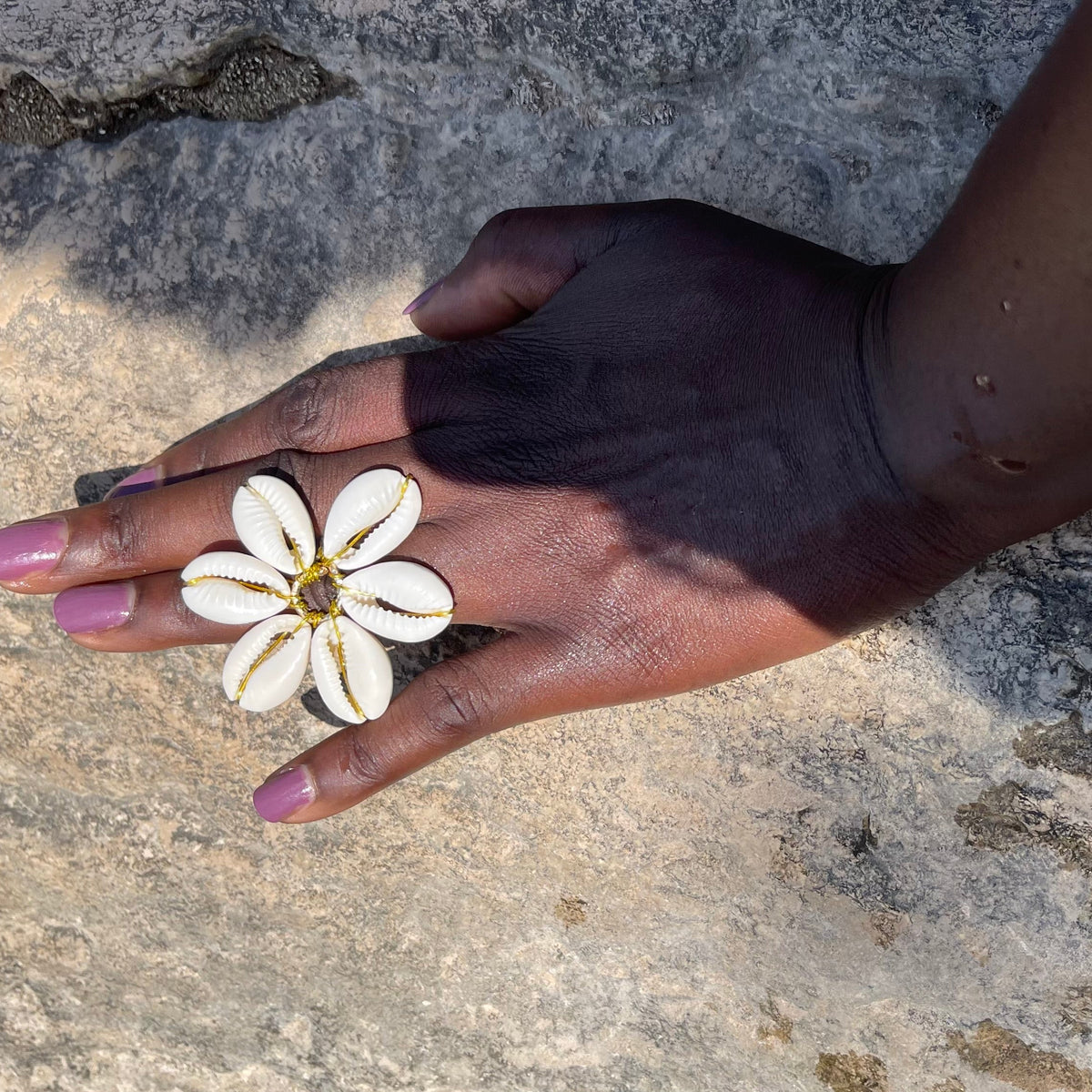 Petite bague fleur en cauris artisanale – Farafina