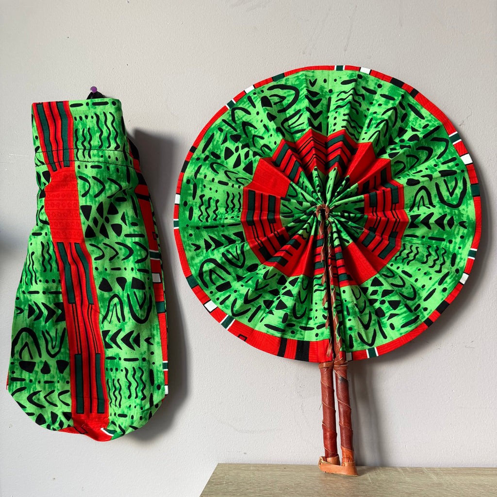 Éventail en tissu wax vert et rouge avec housse – Fait main