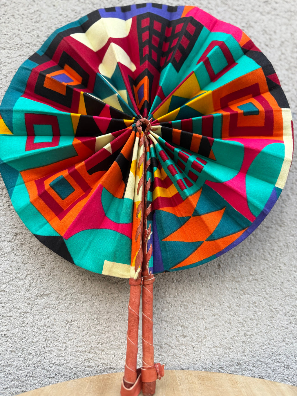 Éventail wax multicolore pliable – Motif géométrique