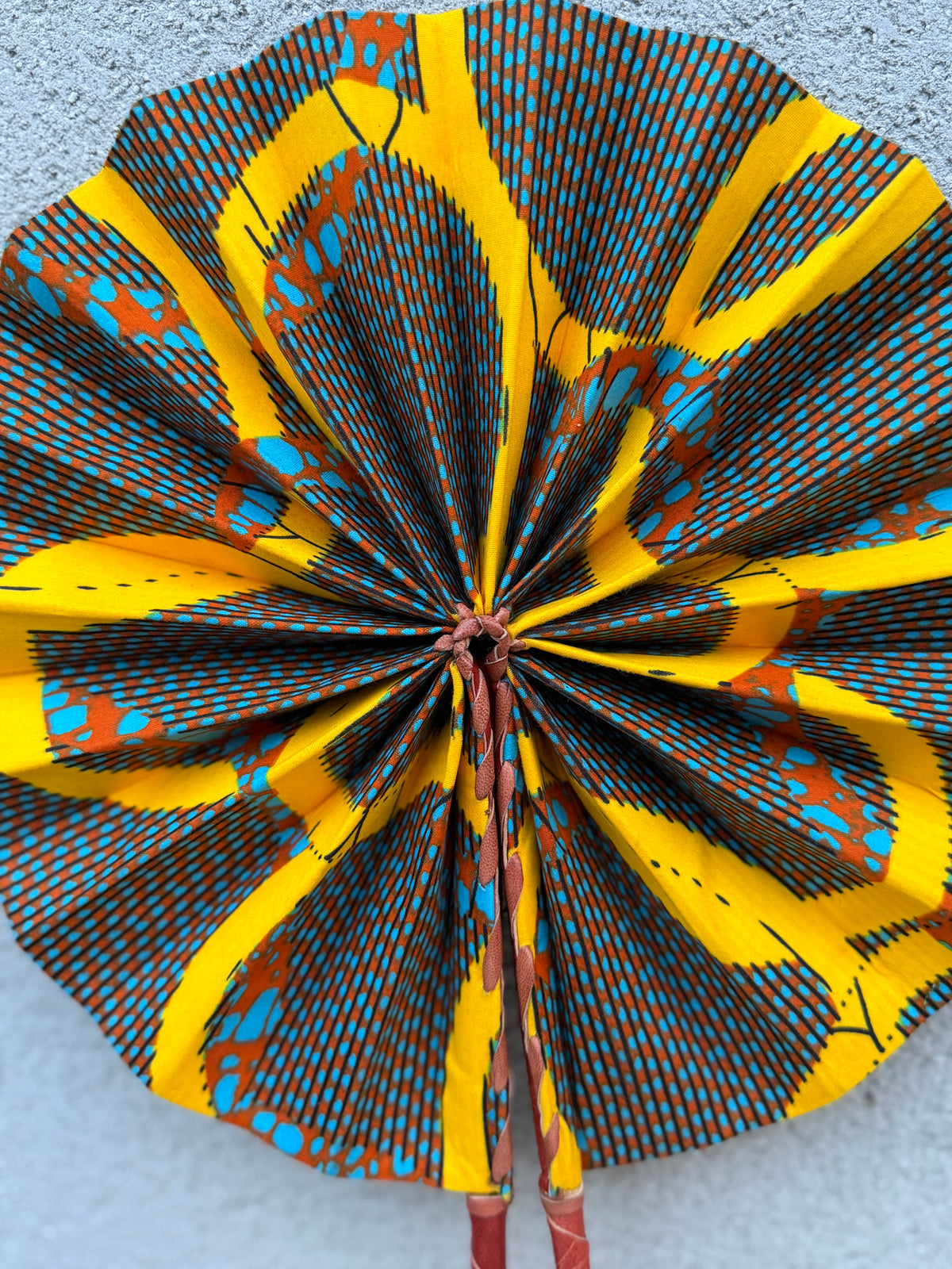 Éventail wax pliable jaune, marron & bleu – Graphique