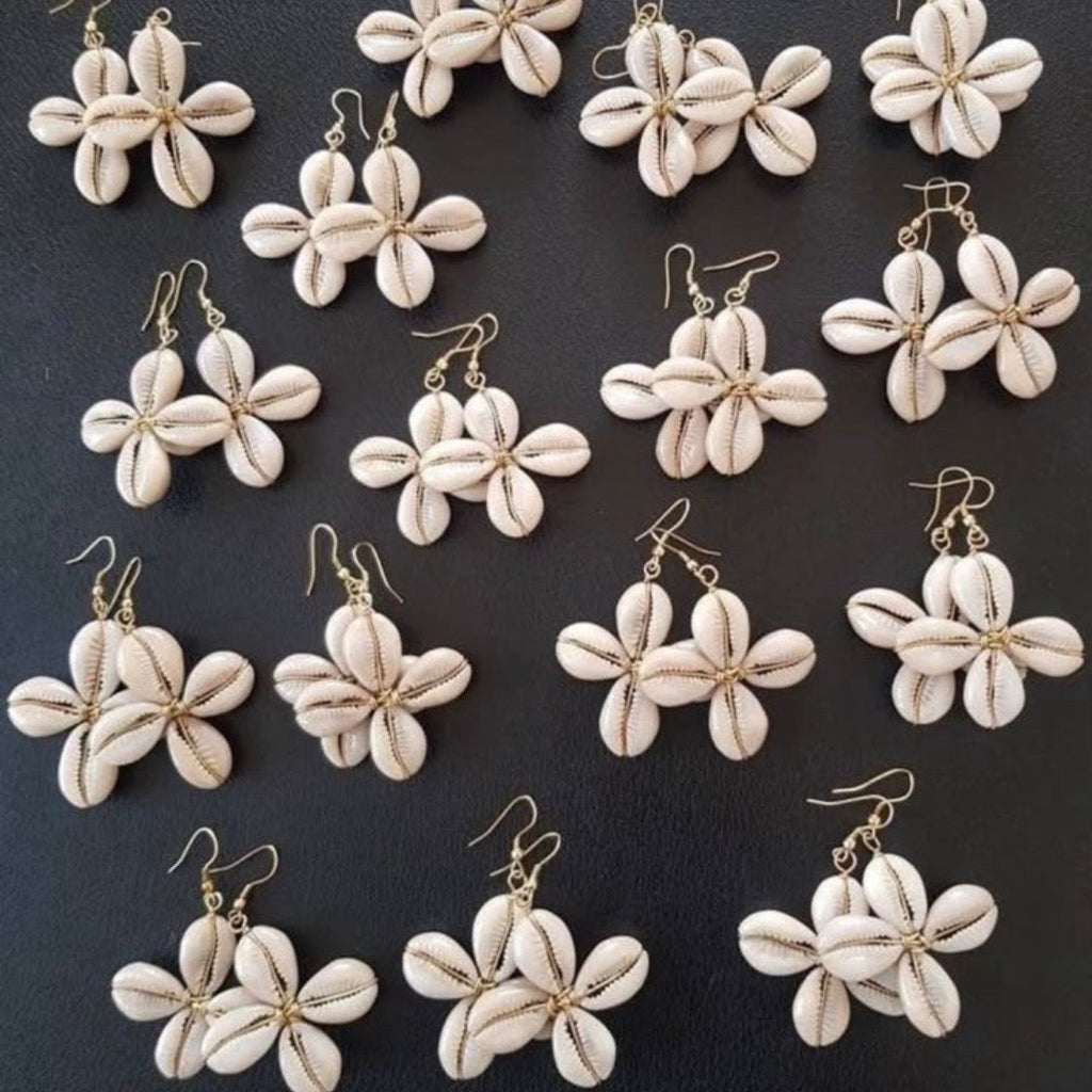 Boucles d’oreilles fleurs en cauris artisanales – Farafina