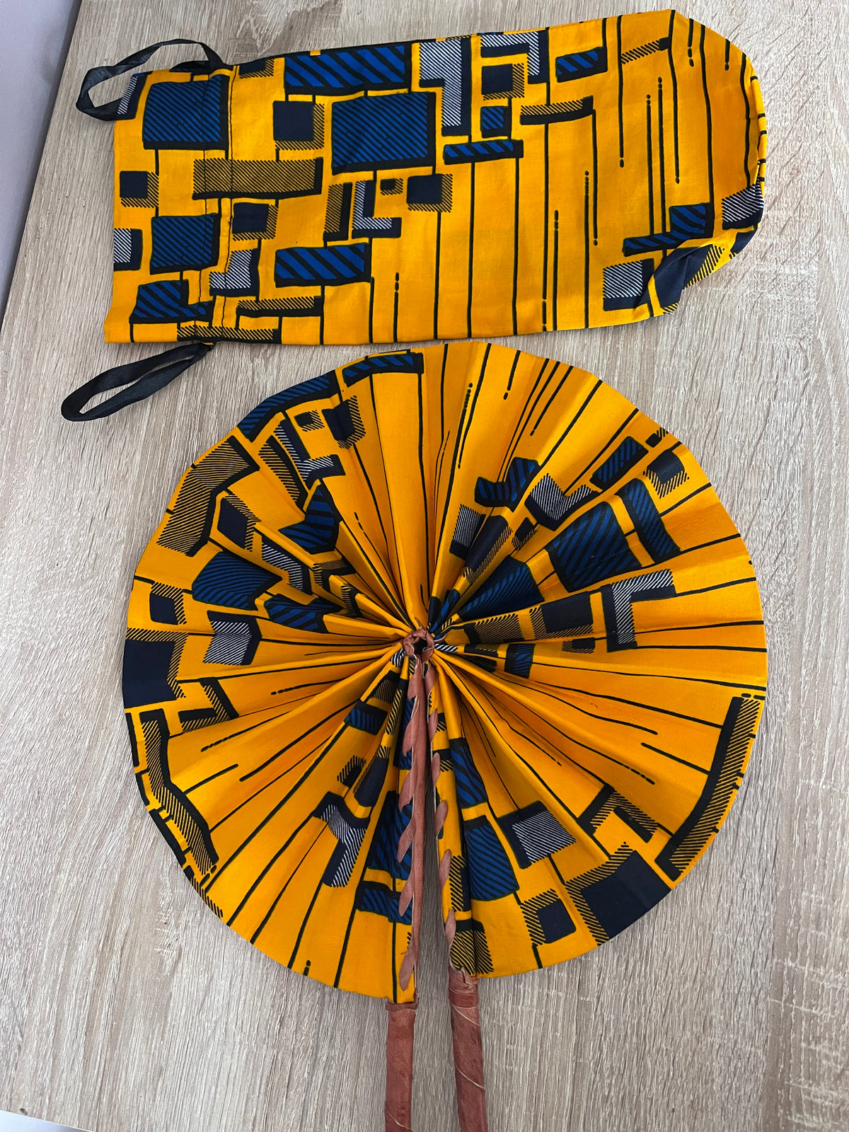 Éventail africain en wax jaune avec pochette assortie