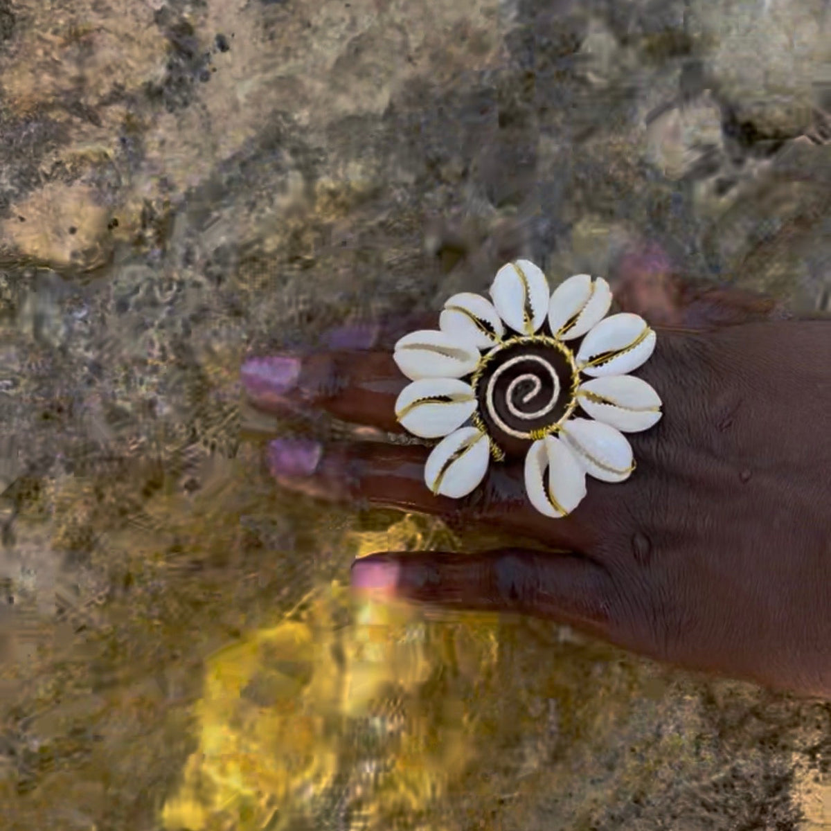 Grande bague fleur en cauris artisanale – Ajustable