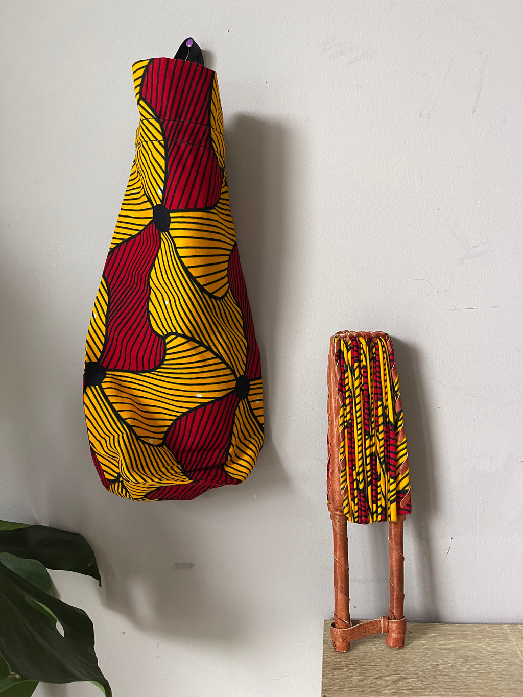 Éventail africain en wax jaune et rouge avec pochette assortie