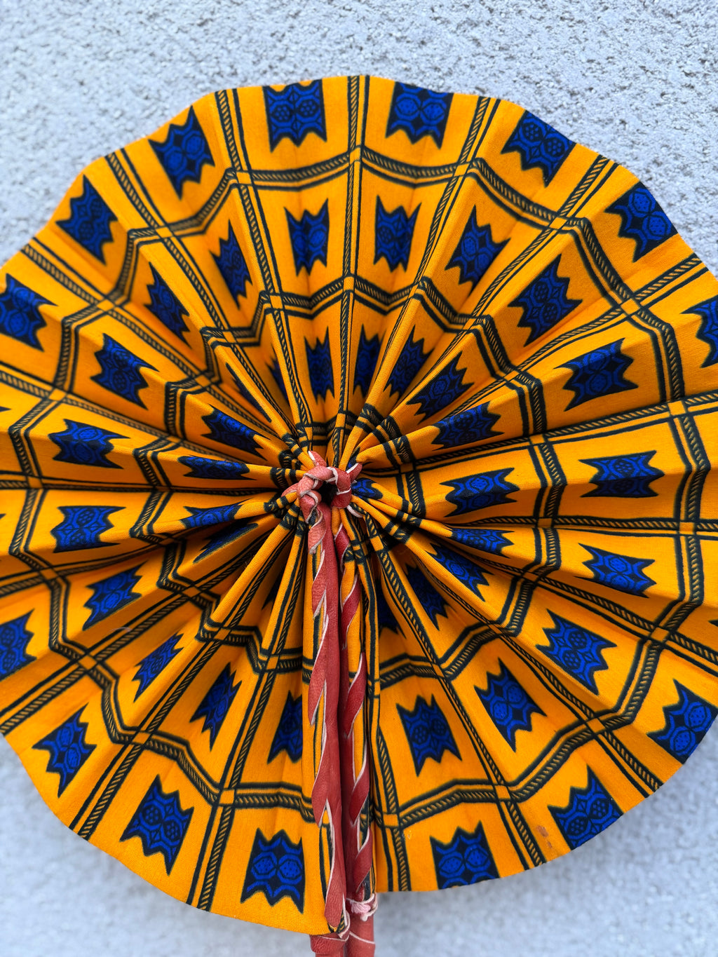 Éventail wax jaune & bleu pliable – Motif géométrique