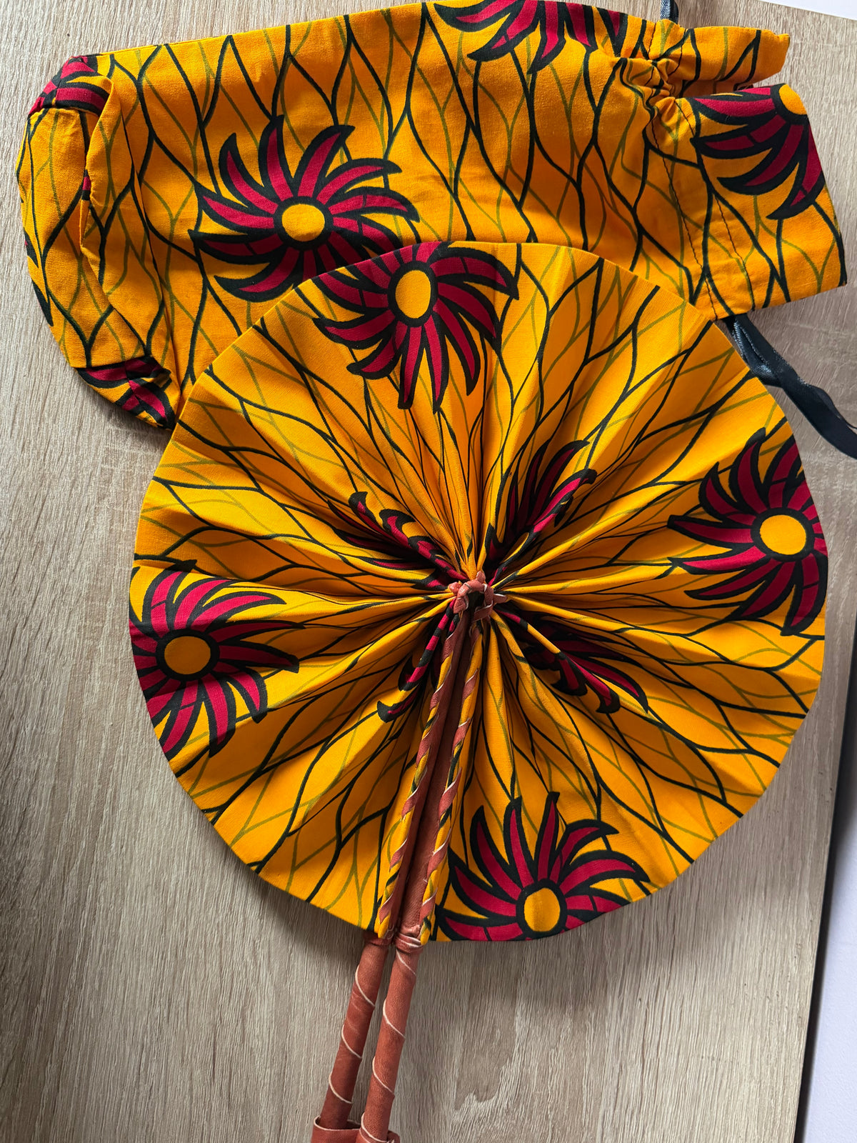 Éventail africain en wax jaune et rouge avec pochette assortie