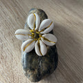 Petite bague fleur en cauris artisanale – Farafina