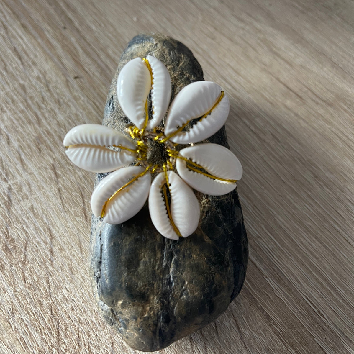 Petite bague fleur en cauris artisanale – Farafina