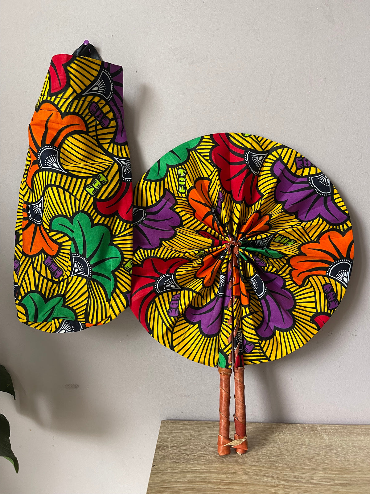 Éventail africain en wax multicolore avec pochette assortie