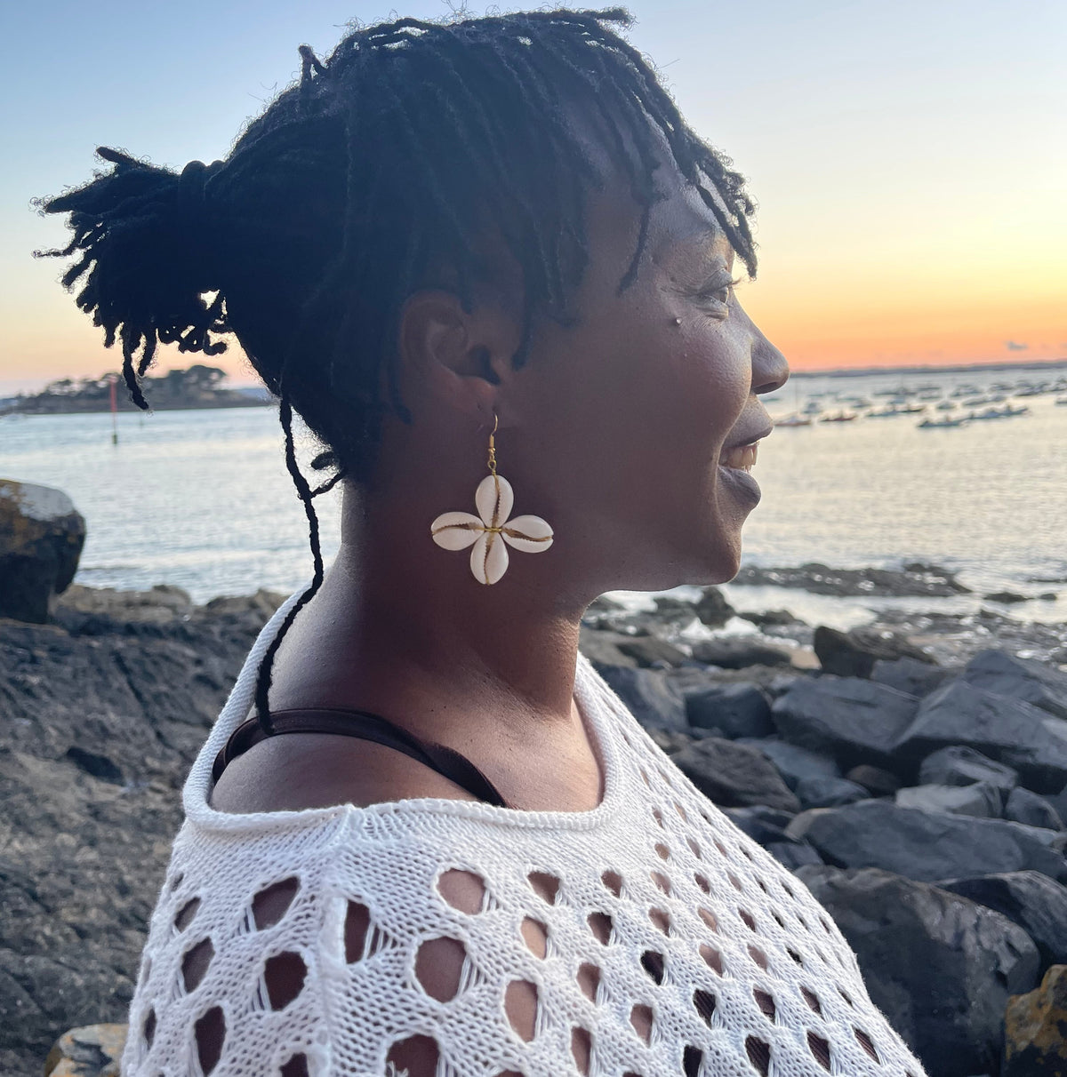 Boucles d’oreilles fleurs en cauris artisanales – Farafina