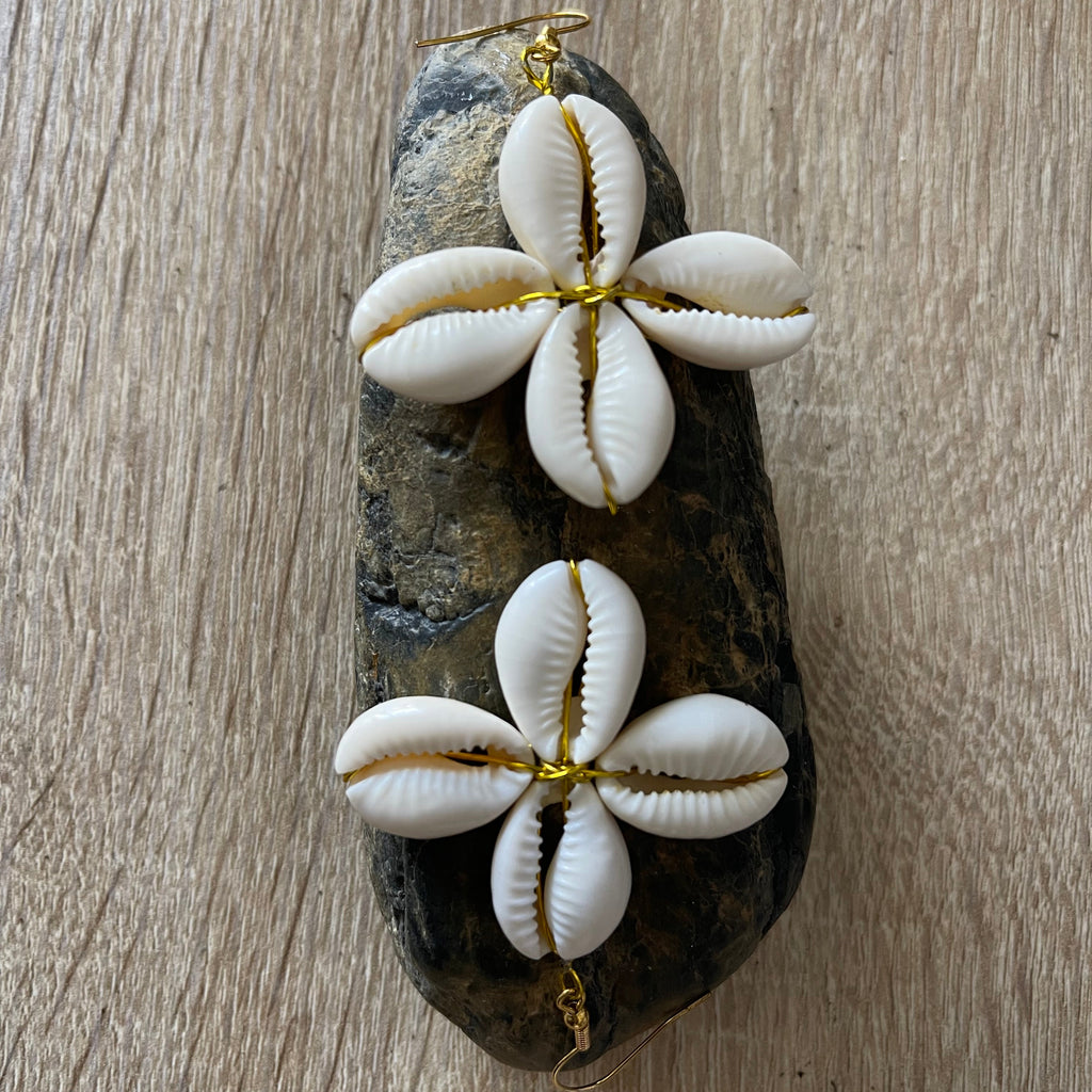 Boucles d’oreilles fleurs en cauris artisanales – Farafina