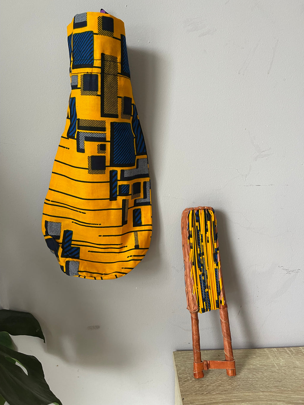 Éventail africain en wax jaune avec pochette assortie