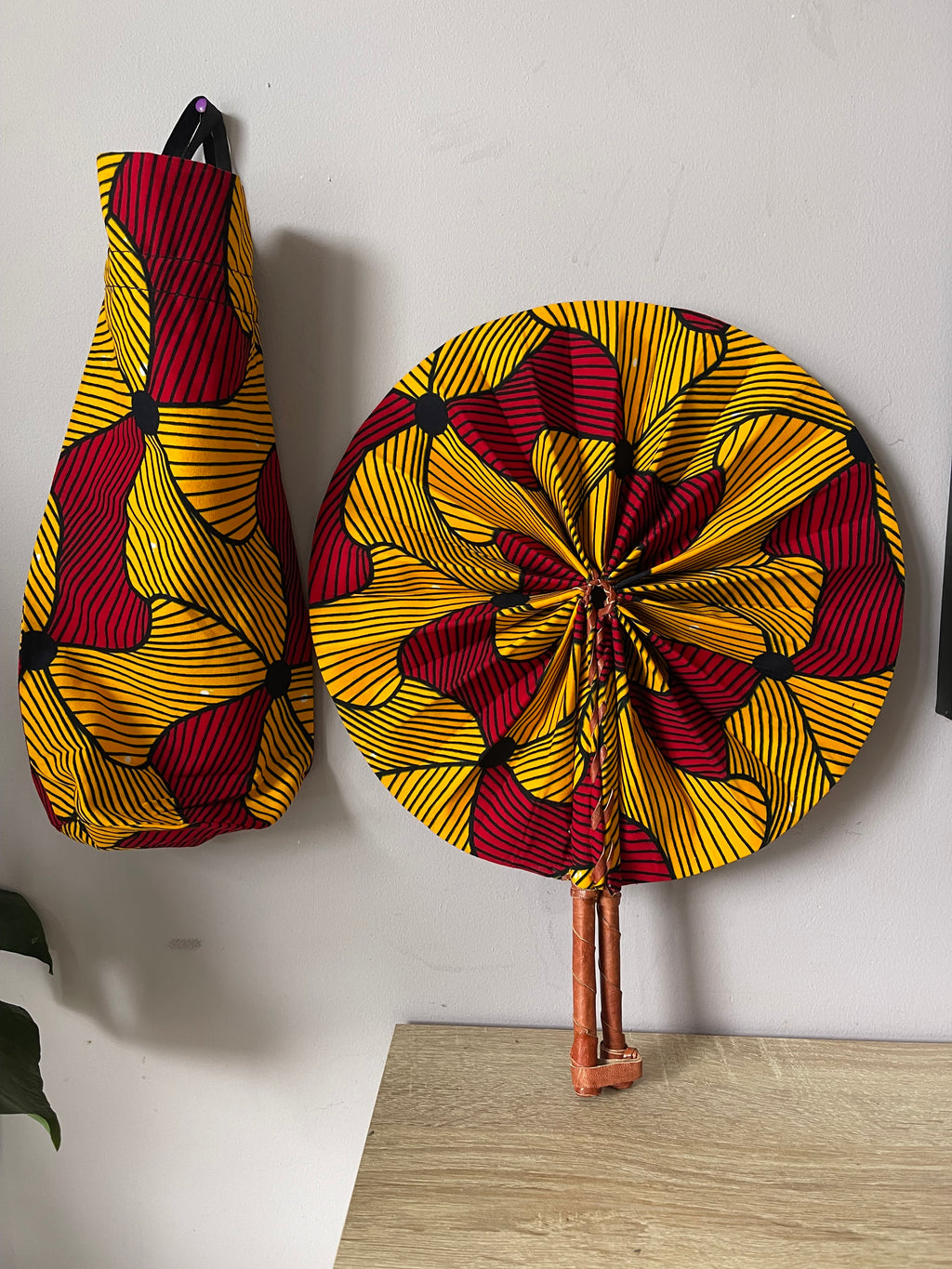 Éventail africain en wax jaune et rouge avec pochette assortie