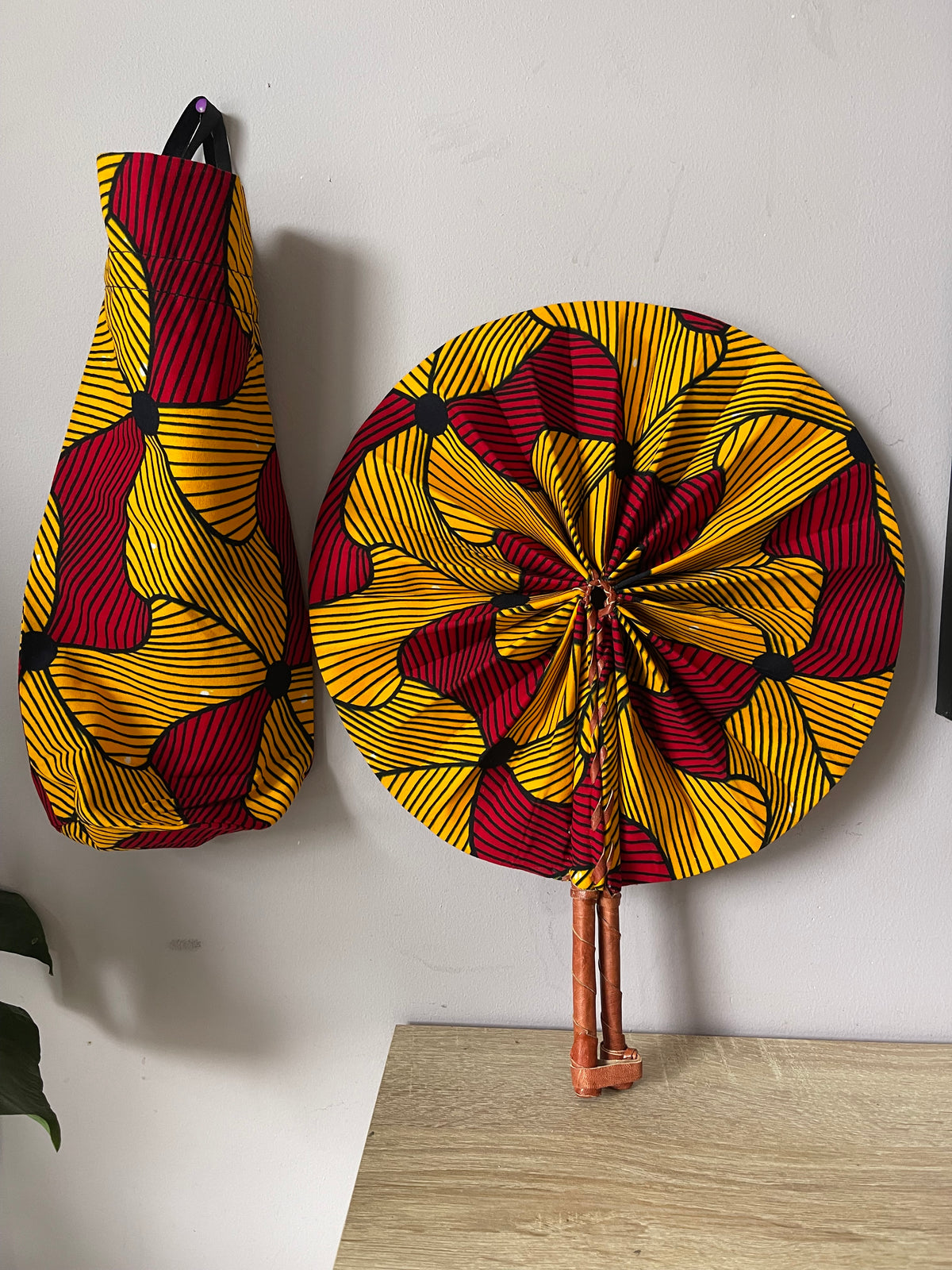 Éventail africain en wax jaune et rouge avec pochette assortie