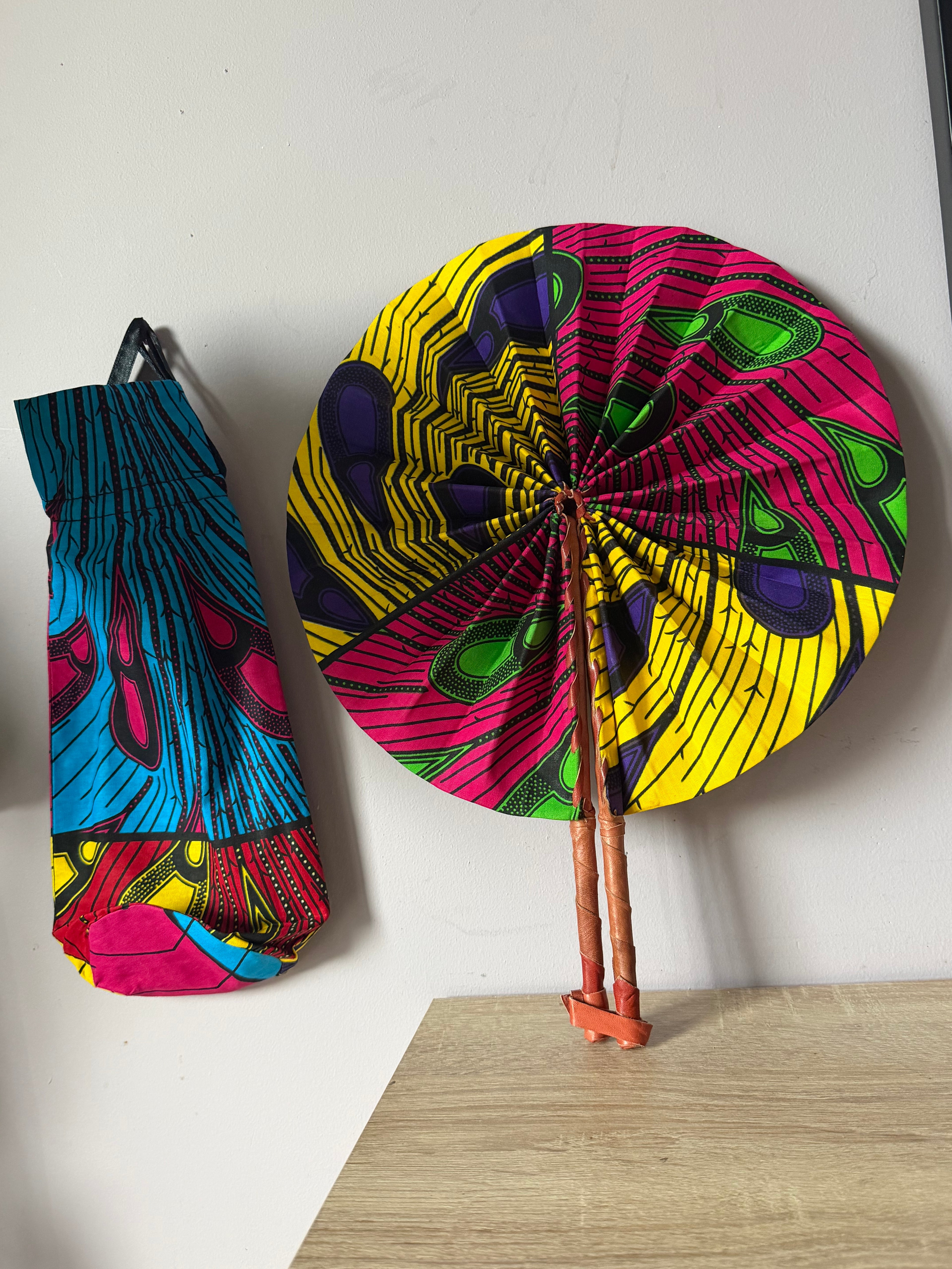 Éventail africain en wax fait main avec pochette – multicolore