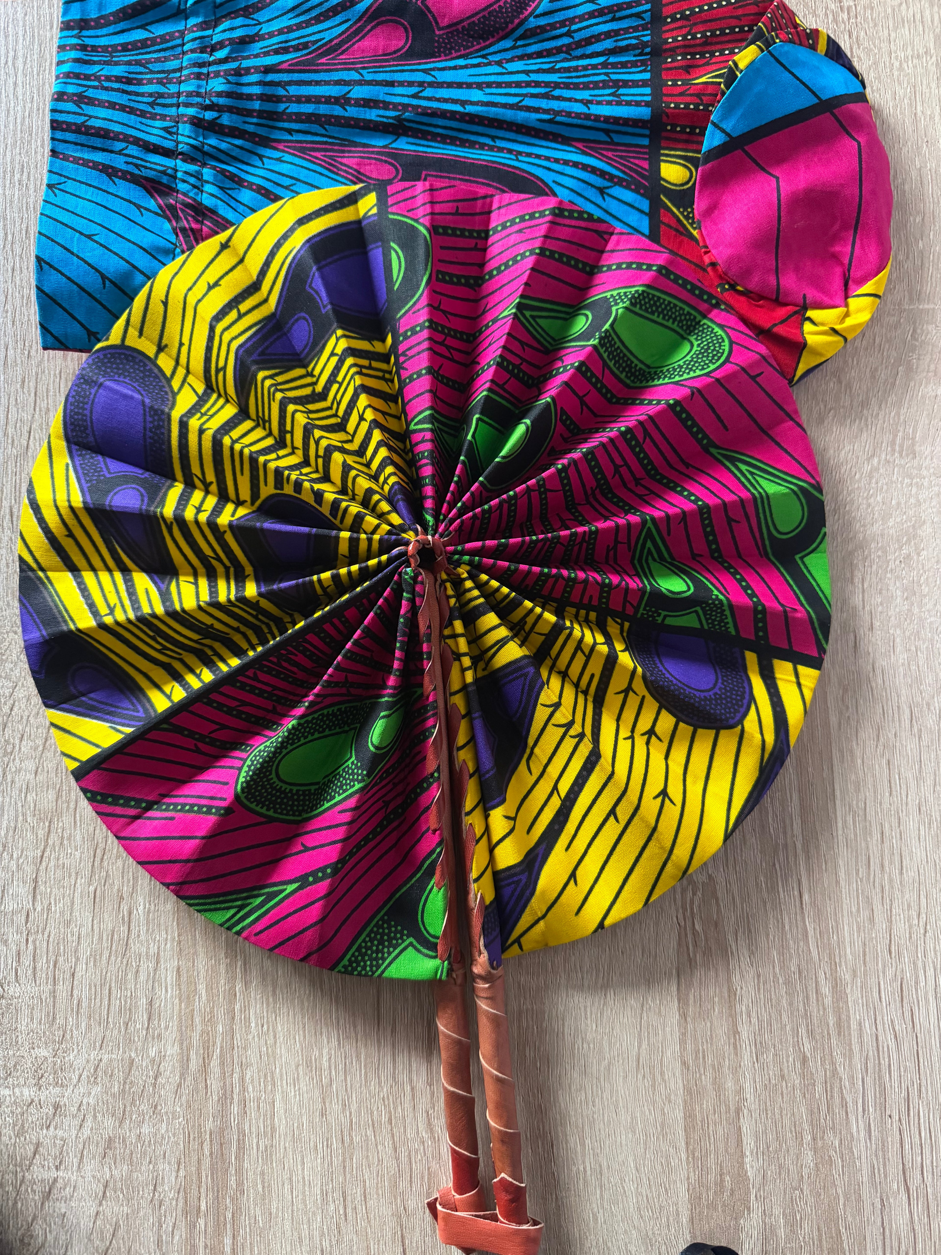 Éventail africain en wax fait main avec pochette – multicolore