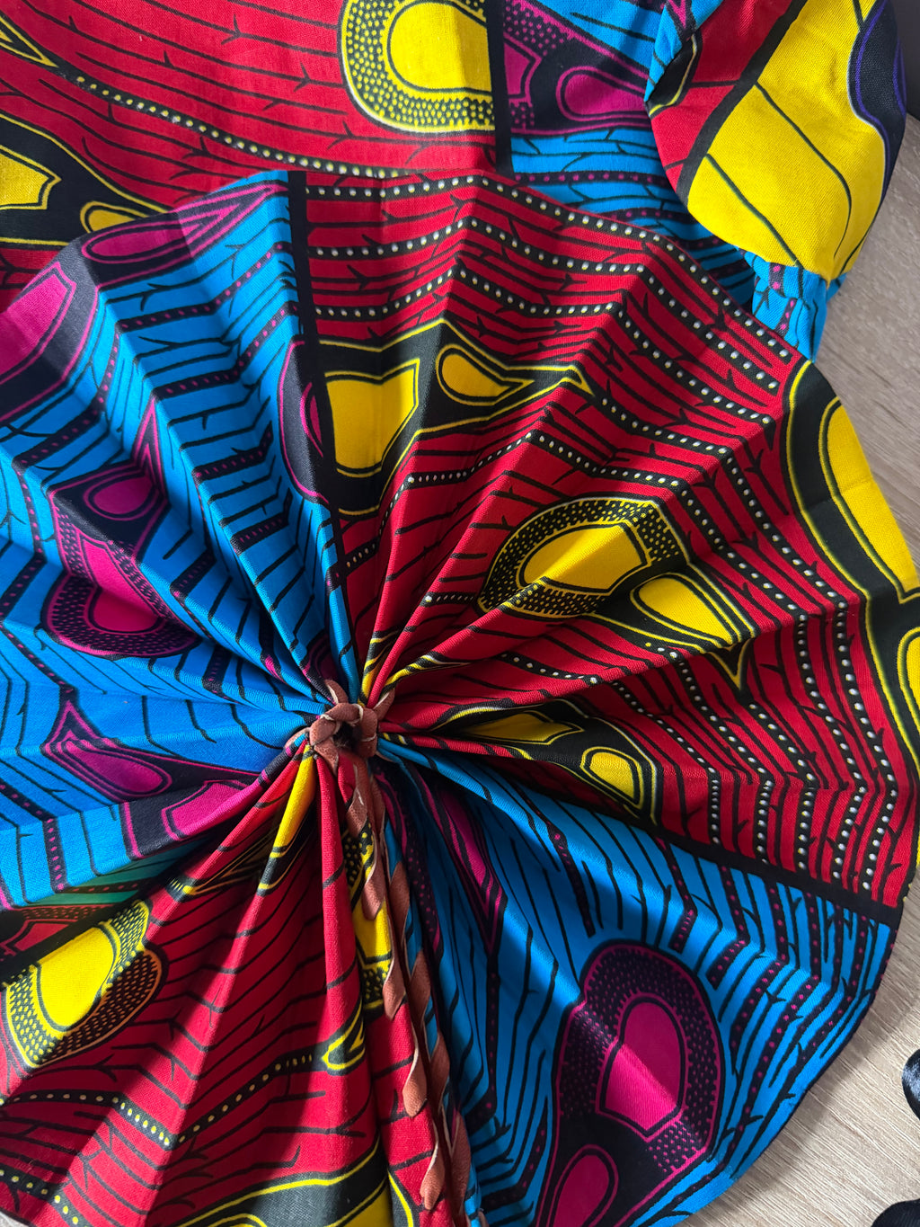 Éventail africain en wax fait main avec pochette – multicolore