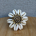 Grande bague fleur en cauris artisanale – Ajustable
